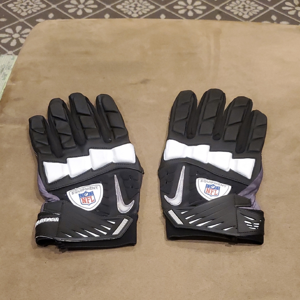 Nike HyperBeast TACKLE Men's FOOTBALL  Gloves